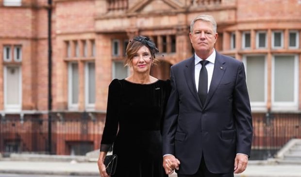 Cât ar fi costat rochiile purtate de Carmen Iohannis la funeraliile reginei Elisabeta a II-a