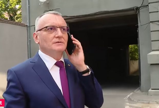 Poarta de fotbal de la Liceul Sava, reparată în 24 de ore după intervenția ministrului Cîmpeanu