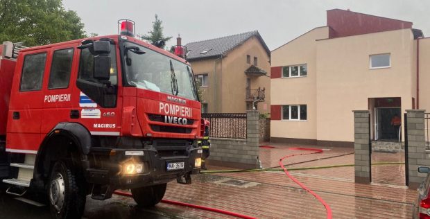 Incendiu la o policlinică privată din Arad. Pompierii nu exclud să fi fost provocat de un fulger