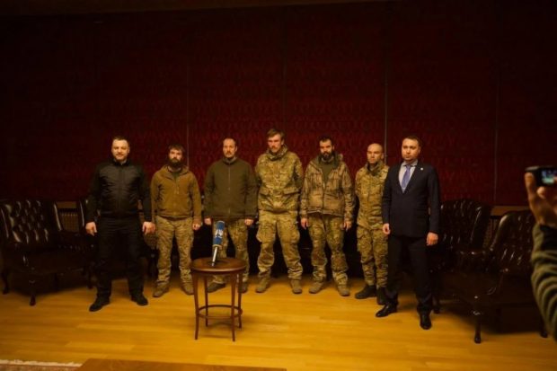 Comandanții Regimentului Azov au fost eliberați de ruși în schimbul lui Viktor Medvechuk, oligarhul ucrainean apropiat de Putin, arestat la Kiev