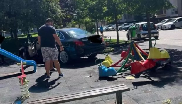 Un copil de 3 ani a fost rănit, după ce o mașină a intrat într-un loc de joacă din București