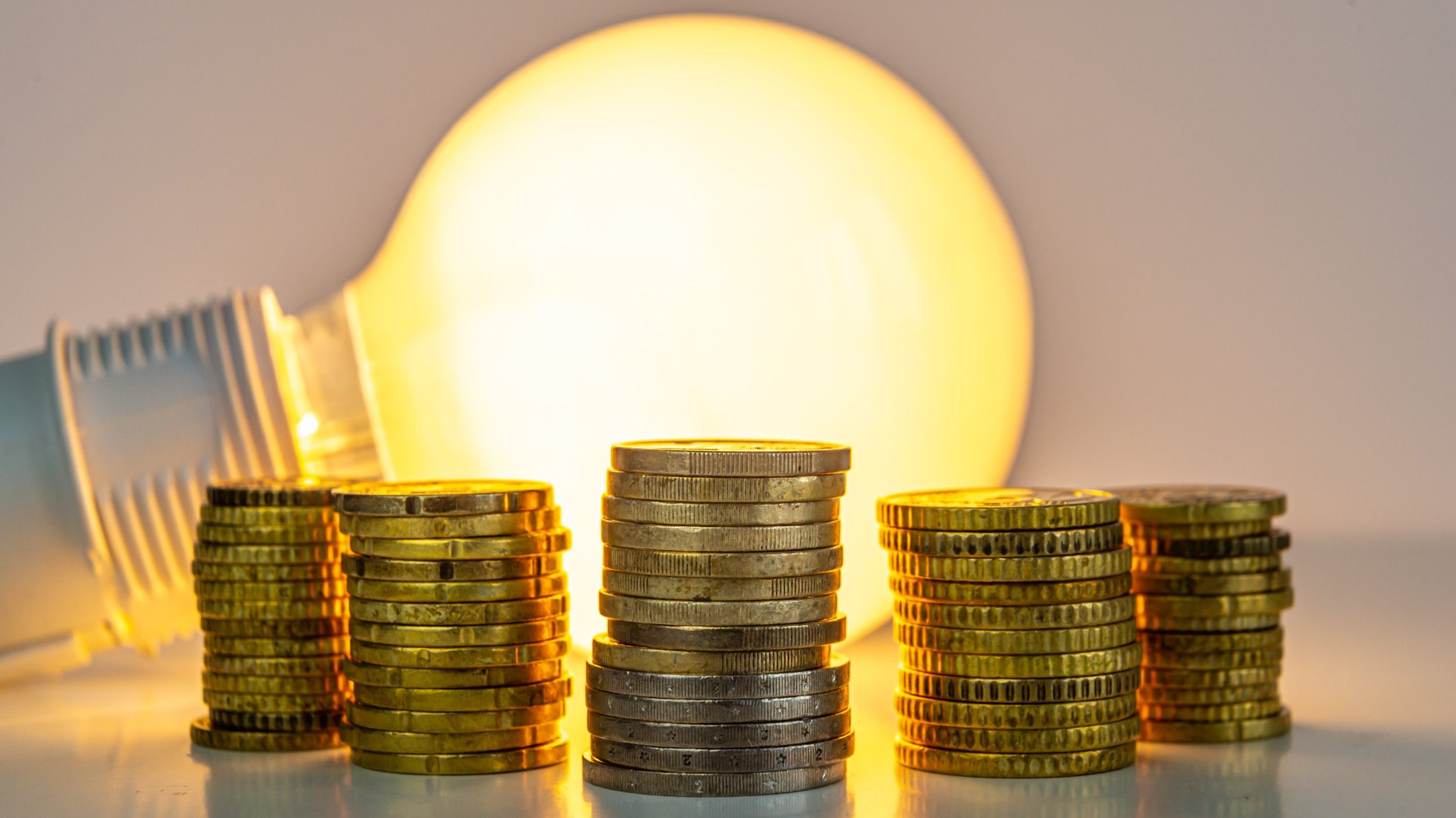 Lumină gratuit, pentru mii de români, în anumite intervale orare, de la o mare companie. Cum poți să te înscrii în program
