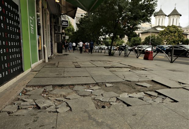 Trotuarele-capcană din centrul Bucureștiului intră în reparații la 13 luni după ce Libertatea semnala problema