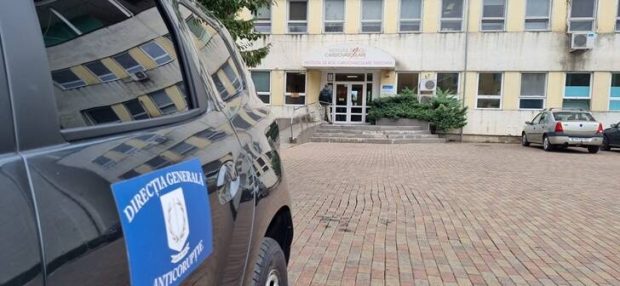 Medic chirurg din Timișoara, prins în flagrant în timp ce lua mită de la un pacient în birou lui. Cât ceruse pentru o operație