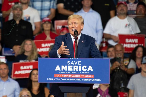 Donald Trump, replică pentru Joe Biden: „Este dușmanul SUA”. Prima apariție după perchezițiile de luna trecută