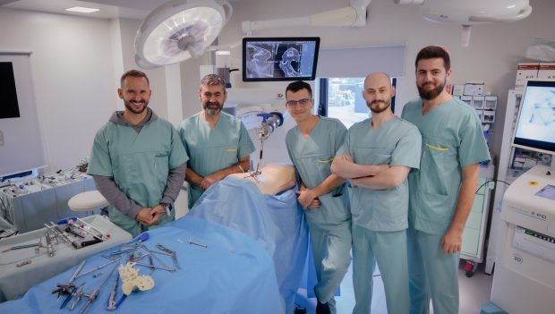 Spitalul MedLife Humanitas din Cluj a testat și se pregătește să implementeze cea mai performantă tehnologie robotică din lume folosită în chirurgia spinală