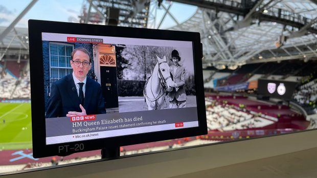 Moment de reculegere la meciul West Ham – FCSB. Pe toate ecranele din stadion sunt imagini cu regina Elisabeta a II-a