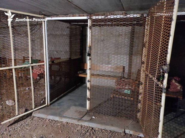 Imagini îngrozitoare din camerele de tortură descoperite în regiunea Harkov. Civilii erau închiși în cuști și li se aplicau electroșocuri