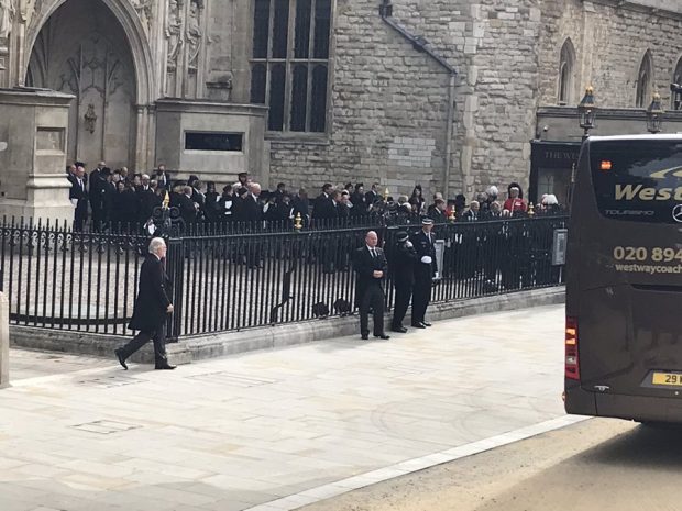 Demnitarii străini, coadă la autocar după ceremonia de la Westminster Abbey