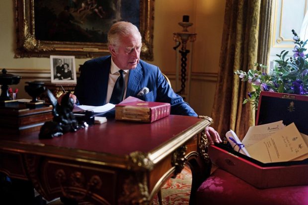 Prima imagine cu regele Charles al III-lea alături de celebra cutie roşie, publicată de Palatul Buckingham