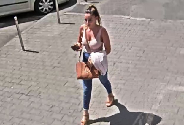 O femeie a ridicat aproape 22.000 de lei rămași blocați într-un bancomat din Târgu Mureș. Poliția o caută