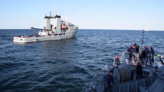 Cum au readus Forțele Navale în portul Constanța nava care a lovit o mină de război în Marea Neagră. Filmul intervenției