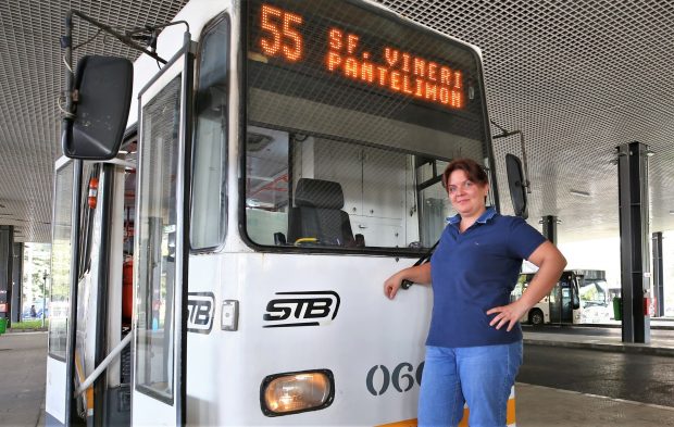 REPORTAJ. O zi din viața Florentinei, vatman pe tramvaiul 55 din Capitală. „Duc în spate 50 de tone și n-aș renunța pentru nimic în lume la asta”