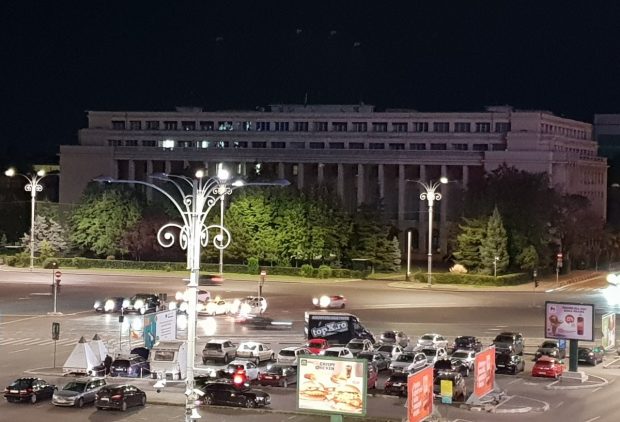 Guvernul vrea să schimbe becurile din instituții pentru a reduce risipa de energie