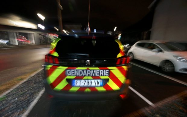Trei români au aruncat 300 de litri de motorină pe mașinile poliției, care-i urmăreau cu 180 km/h, în Franța