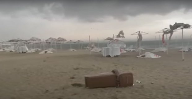 Furtună puternică pe litoralul bulgăresc. Copaci doborâți, acoperișuri smulse și iahturi împinse în larg