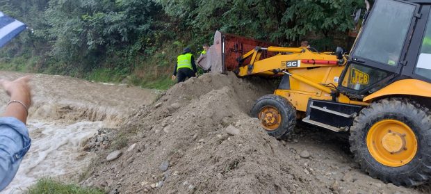 Intervenţie a Administraţiei Bazinale de Apă Jiu, după ce râul Gilort a ieşit din albie  | VIDEO