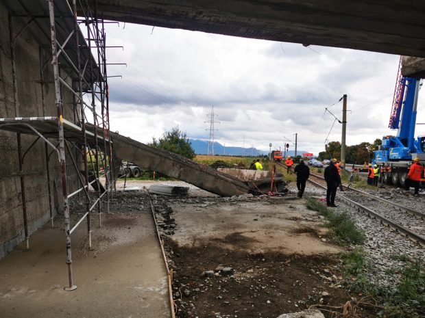 O grindă de zeci de tone dintr-un pod aflat în renovare s-a prăbușit peste o magistrală CFR, în Brașov. Mecanic: „Nu a fost avertisment, nimic!”