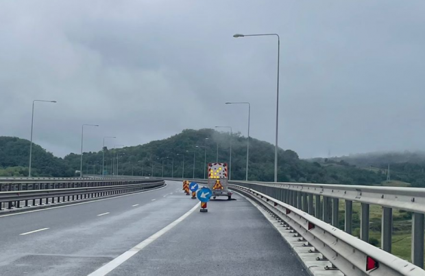 Restricţii de trafic pe Autostrada Sibiu – Deva, din cauza unei gropi apărute în carosabil