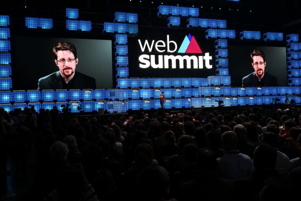 Putin i-a acordat cetățenia rusă lui Edward Snowden. Celebrul denunțător nu este vizat de decretul privind încorporarea