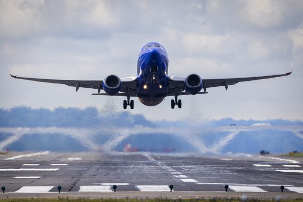 Un pilot american a amenințat că anulează zborul după ce un pasager a trimis poze nud călătorilor din avion. ”Va trebui să chemăm și paza”