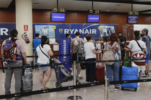 Ryanair anulează peste 400 de zboruri după o grevă a controlorilor de trafic aerian din Franța