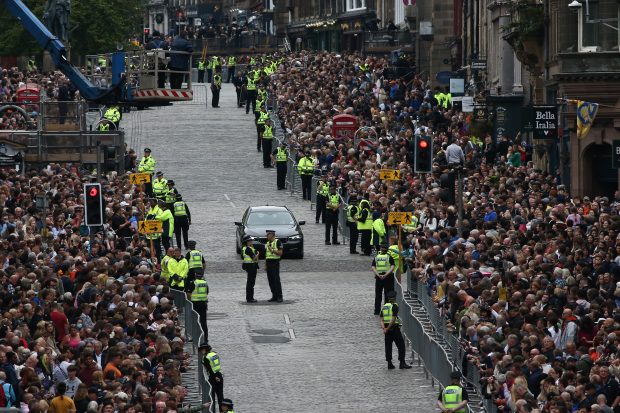 Regele Charles al III-lea, la Edinburgh, unde va însoți sicriul reginei Elisabeta a II-a