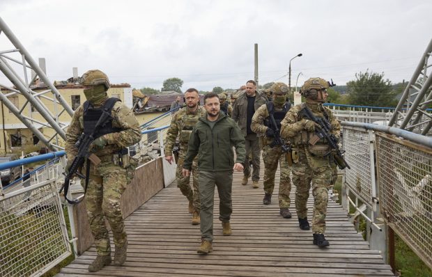 Zelenski acuză Rusia de crime de război și spune că nu se așteaptă la o încetare rapidă a conflictului militar