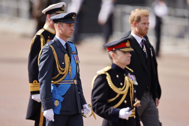 William şi Harry o vor priveghea sâmbătă pe regina Elisabeta a II-a. Amândoi vor purta uniformă militară, ”la cererea regelui”