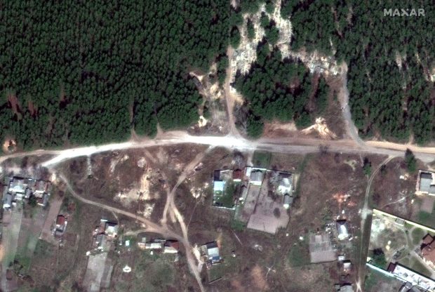 Imagini din satelit cu groapa comună din orașul Izium, unde au fost descoperite peste 400 de cadavre care prezentau urme de violență