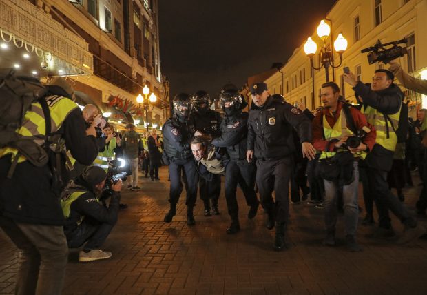 Imagini șocante cu intervențiile brutale ale polițiștilor ruși aspura protestatarilor. Femeie bătută de trei agenți
