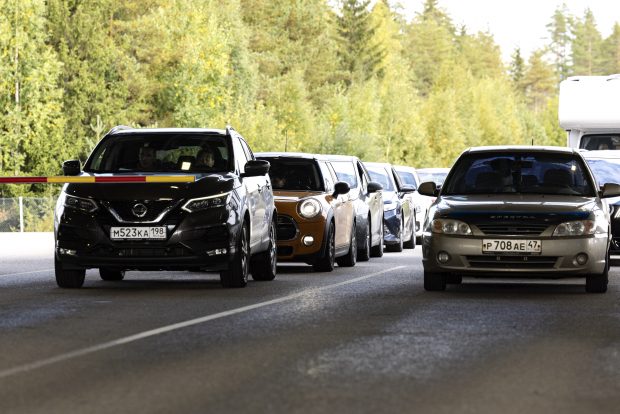 Un număr record de ruși au intrat în Finlanda în weekend, mulți dintre ei fiind în tranzit spre alte țări