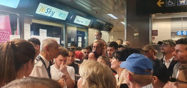 Blue Air le transmite pasagerilor păgubiți că recuperarea banilor „depinde esențial de reluarea operațiunilor și a activității de vânzare a Blue Air”