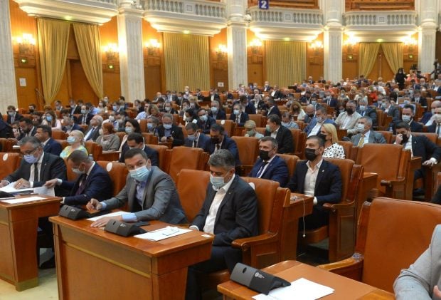 Majorarea salariilor parlamentarilor, declarată neconstituţională de CCR. USR: Coaliția PSD-PNL-UDMR reintroduce creșterea pe ușa din dos