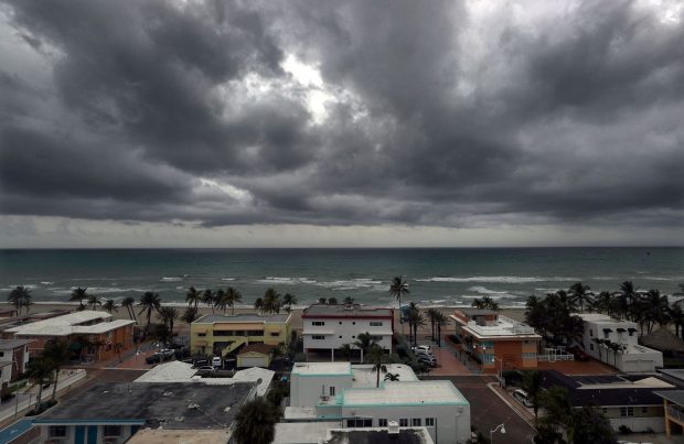 Locuitorii din Florida se pregătesc pentru furtuna tropicală Ian. Oamenii își fac provizii și își asigură locuințele cu saci de nisip