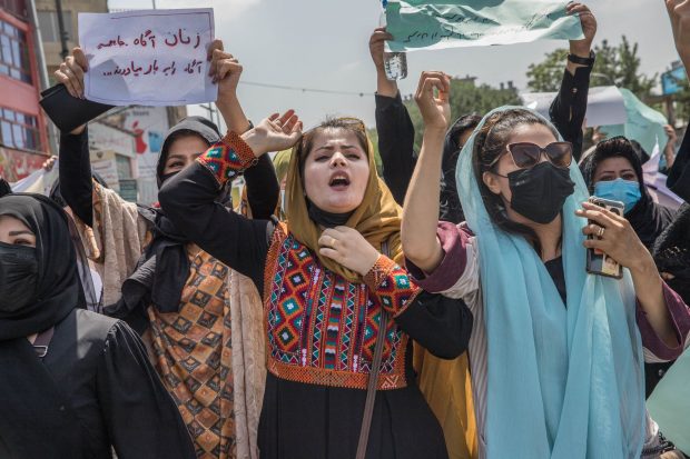 Autoritățile talibane au dispersat o manifestație în sprijinul femeilor iraniene, cu focuri de armă, la Kabul