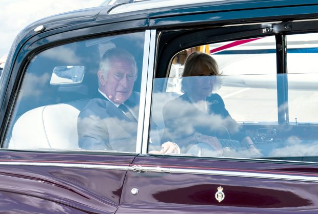 Fan al familiei regale, la câteva „milisecunde” de moarte, după ce a sărit în fața mașinii Regelui Charles al III-lea pentru a face o poză