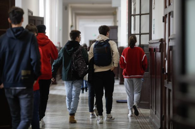 Profesor de religie din Arad, acuzat că își jignea elevele și că vorbea des despre sex și viol: „Merită să fie violate, dacă să îmbracă indecent”