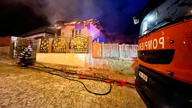 Două case mistuite de flăcări și alte două grav afectate, după ce focul a fost pus intenționat, la Babadag. Pompierii au stins incendiul după patru ore