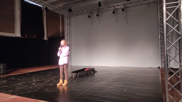 Un dramaturg ucrainean a săpat un mormânt în curtea teatrului din Piatra Neamț, a pus un sicriu pe scenă și îi avertizează pe români: Atenție la „patrioți”!