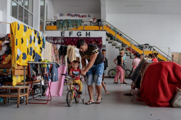 Viața în Arenă. Reportaj din sala de sport în care locuiesc, de aproape doi ani, zeci de oameni ale căror case au ars în Miercurea Ciuc 