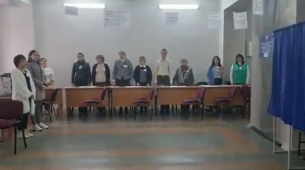 O ”comisie electorală” din Donețk a cântat imnul rusesc, în ultima zi de referendum | VIDEO