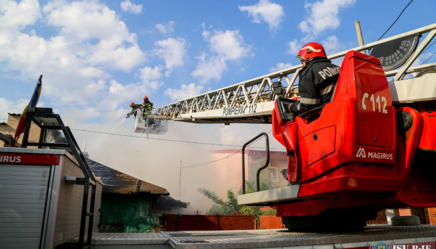 Incendiu la un bloc din Voluntari. Intervin mai multe echipaje de pompieri