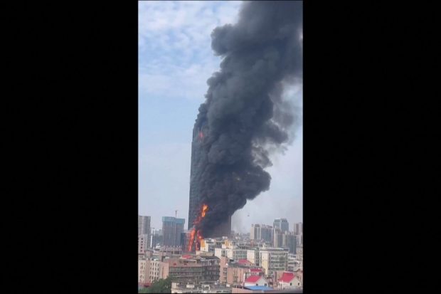 Incendiu violent la un zgârie-nori din China. Întreaga clădire a fost cuprinsă de flăcări