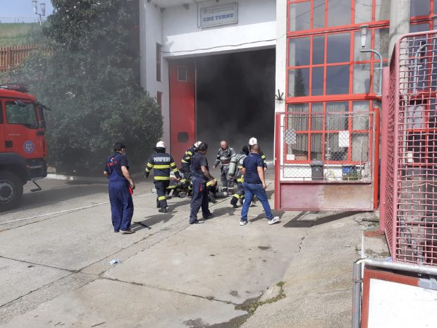 Incendiu la Hidrocentrala Turnu din stațiunea Călimănești. Mai multe materiale plastice s-au aprins