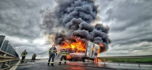 TIR cuprins de flăcări pe Autostrada Vestului, lângă Timișoara. Intervin pompierii, traficul a fost deviat | VIDEO