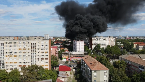Incendiu violent în Timișoara, în apropierea stadionului “Dan Păltinișanu”. Acoperișul unui bloc de 10 etaje, cuprins de flăcări