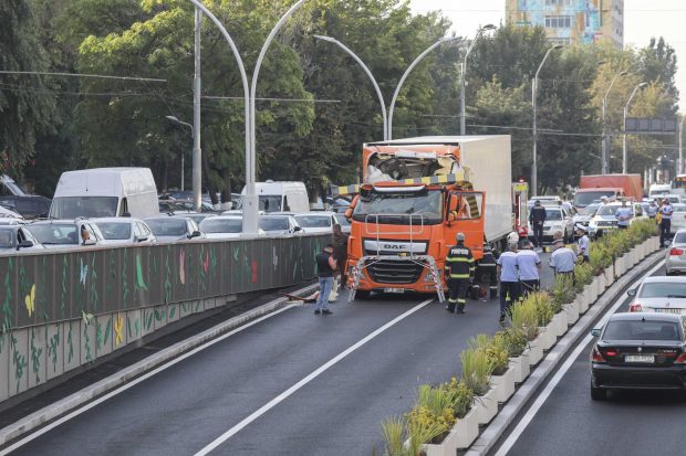 Limitatorul de înălțime de la intrarea în Pasajul Unirii, distrus de un TIR la câteva zile după redeschiderea pasajului