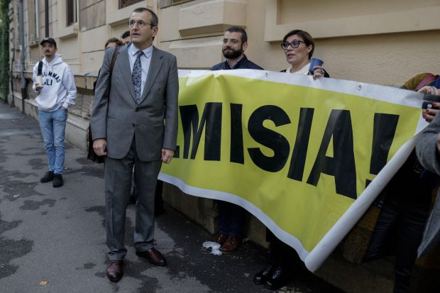 A doua zi de protest în fața Ministerului Educației față de plagiatul lui Cîmpeanu. Mai multe persoane, printre care și un decan, îi cer ministrului demisia