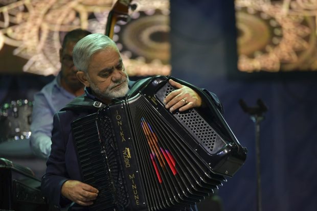 Povestea acordeonistului Ionică Minune, care le-a cântat președinților Franței și SUA. „Mie-mi plac Bach, Beethoven. Nu-mi face plăcere să ascult manele”